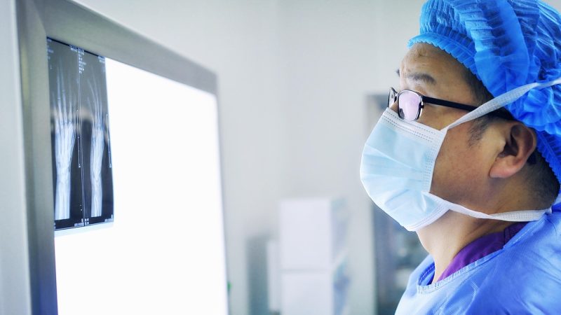 gambar dokter melihat monitor