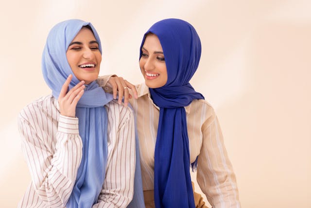 Memasuki bisnis modest fashion, kualitas produk adalah fondasi utama untuk membangun kepercayaan pelanggan. Dalam pembuatan hijab motif, hasil cetakan indah tidak akan berarti banyak jika kain yang digunakan tidak nyaman atau cepat rusak. Oleh karena itu, memahami bahan hijab printing sangatlah krusial bagi setiap pengusaha fashion. Ini mengigat jika bahan adalah salah satu hal penting yang mempengaruhi hasil cetakan.  Tips Memilih Bahan Hijab Printing yang Berkualitas Agar koleksi hijab tidak hanya cantik secara visual tetapi juga premium secara kualitas, perhatikan beberapa tips penting berikut ini. Dimana tips memilih bahan untuk pembuata hijab pinting menjadi faktor krusial yang perlu diperhatikan para pelaku bisnis fashion. Perhatikan Komposisi Serat Kain Untuk teknik sublimation printing yang umum digunakan pada hijab, pilihlah bahan yang memiliki kandungan polyester. Mengapa? Karena tinta sublimasi mengikat dengan sempurna pada serat sintetis. Bahan seperti voal premium atau polyester silk akan menghasilkan warna yang lebih tajam, vibran, dan tahan lama. Ini dibandingkan serat alami murni seperti katun 100% yang cenderung menyerap warna terlalu dalam sehingga terlihat kusam. Uji Kelenturan dan Tekstur  Hijab berkualitas harus memiliki handfeel yang lembut di kulit. Pastikan bahan yang Anda pilih tidak kaku dan tidak menimbulkan rasa gatal. Bahan seperti voal ultrafine sering menjadi pilihan utama karena teksturnya yang sangat halus namun tetap memiliki volume yang pas saat dibentuk. Periksa Daya Serap Keringat dan Sirkulasi Udara Indonesia adalah negara tropis, sehingga kenyamanan menjadi bagian penting yang harus diperhatikan. Voal dan ceruti premium biasanya menawarkan keseimbangan yang baik antara estetika dan kenyamanan. Dengan kenyamanan yang bagus pengguna akan betah saat mengenakannya di berbagai jenis cuaca. Pilih bahan berkualitas untuk menghasilkan produk hijab printing yang laku di pasaran. Memilih bahan hijab printing memerlukan ketelitian antara selera estetika dan aspek fungsionalitas. Dengan memilih material yang tepat, desain eksklusif akan tampil lebih maksimal. Bahkan meningkatkan nilai jual produk dan terpenting, membuat pelanggan melakukan pembelian ulang karena kenyamanan yang mereka rasakan.